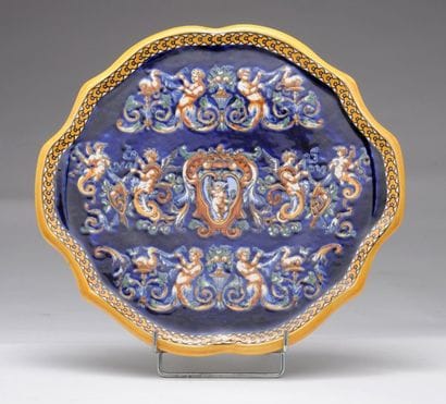 GIEN
Plat de forme chantournée en porcelaine...