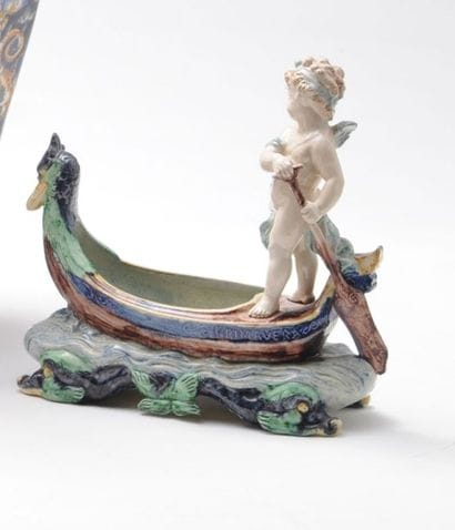 MAJOLIQUE en porcelaine polychrome d'un putti...