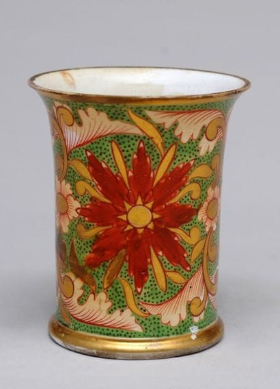 GOBELET en porcelaine tendre à décor végétal...