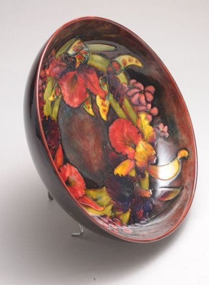 MOORCROFT Plat circulaire en porcelaine polychrome...