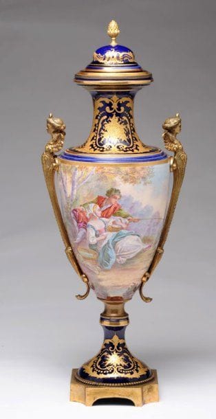 VASE en porcelaine dite « de Sèvres » d'époque...