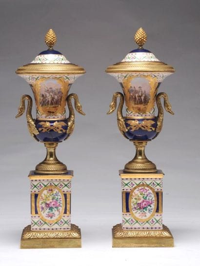 Paire de VASES « Médicis » en porcelaine...