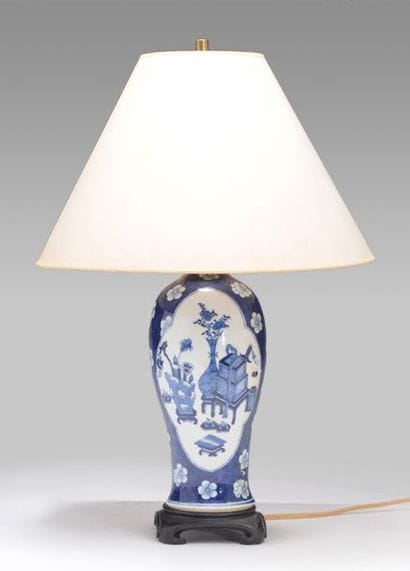 VASE en porcelaine bleue et blanche monté...