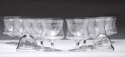Ensemble de 10 verres à caviars à décor mousseline....