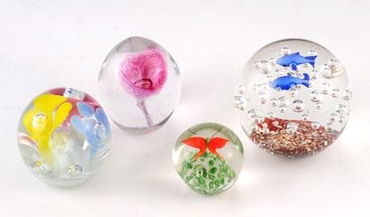 Lot de 4 pressepapiers / Set of 4 paper weights...