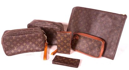 LOUIS VUITTON Assortiment d'accessoires divers...