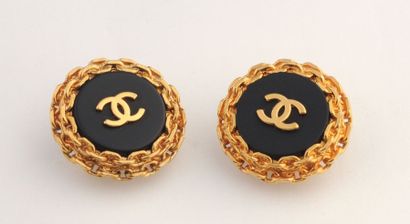 CHANEL Paire de boucles d'oreilles rondes...