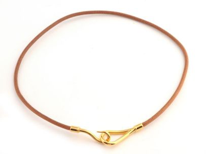 HERMES
HERMÈS Collier en cuir naturel et...