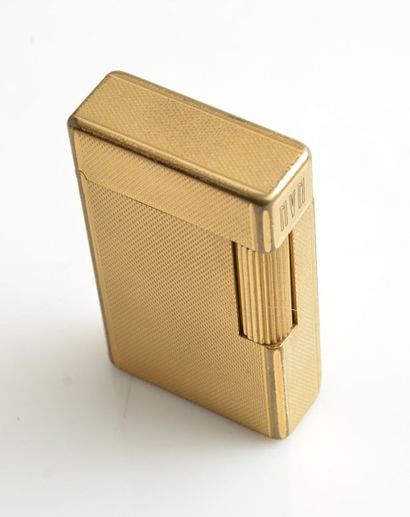 S.T. DUPONT- PARIS Briquet plaqué or monogrammé...