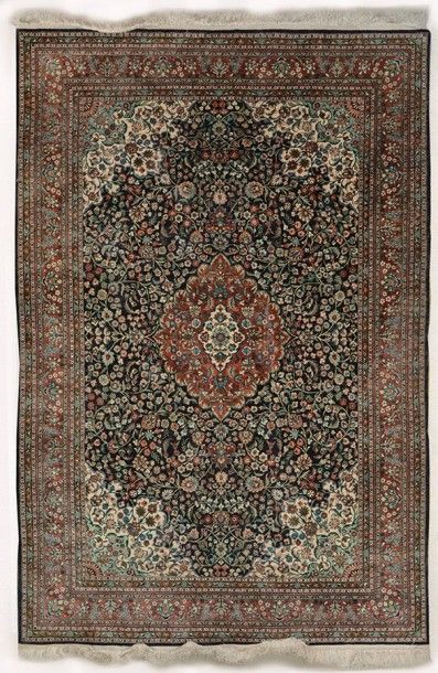 IRAN
Tapis Iranien en soie, circa 1960-1970....