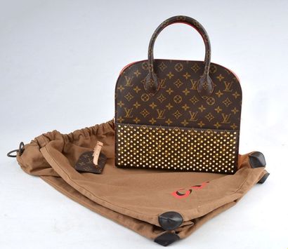 LOUIS VUITTON - CHRISTIAN LOUBOUTIN Sac porté...