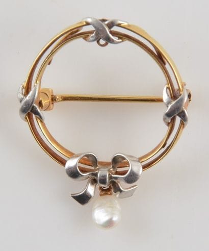 OR 18K ET PERLE
Broche en or jaune et blanc...