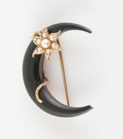 OR 14K, PERLES ET ONYX
Broche en or jaune...
