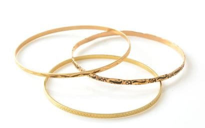 OR 18K
Suite de trois (3) bracelets rigides...