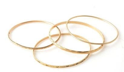 OR 14K
Suite de quatre (4) bracelets rigides...
