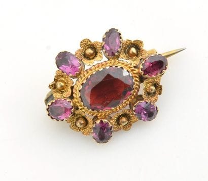 OR 14K
Petite broche en or jaune 14K sertie...