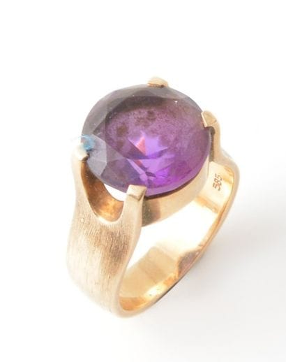 OR 14K
Bague en or jaune 14K sertie d'une...