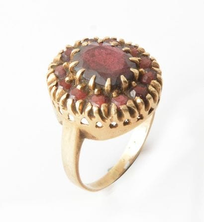 OR 14K ET GRENATS
Bague en or jaune 14K sertie...