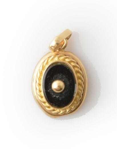 OR 18K ET ONYX
Pendentif en or jaune 18K...