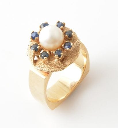 OR 14K ET PERLE
Bague en or jaune 14K sertie...