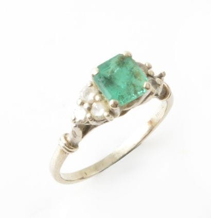 OR 14K, ÉMERAUDE ET DIAMANTS
Bague en or...