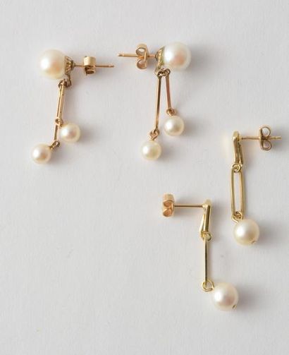 OR 18K ET 14K *Lot de deux paires de pendants...