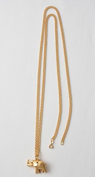 OR 18K *Chaîne en or jaune 18K avec son pendentif...