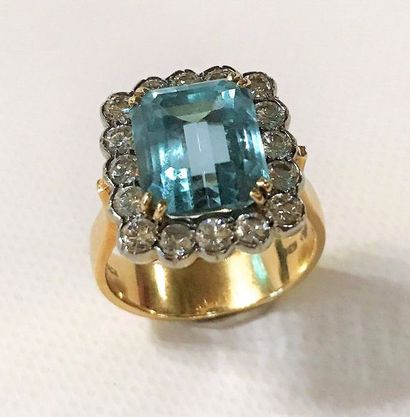 OR 18K, AIGUE-MARINE ET DIAMANTS Bague en...