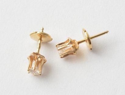 OR 14K *Paire de boutons d'oreilles en or...