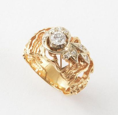 OR 14K ET DIAMANTS *Bague en or jaune et...