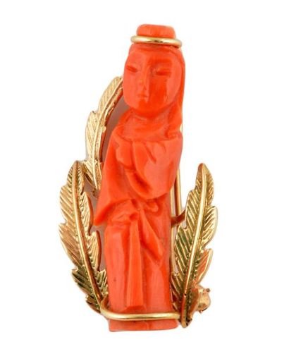 OR ET CORAIL Broche en or jaune ornée au...