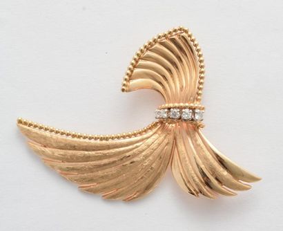 OR 14K ET DIAMANTS *Broche en or jaune 14K...
