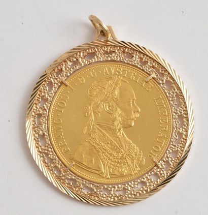 OR 14K *Pendentif en or jaune 14K orné d'une...