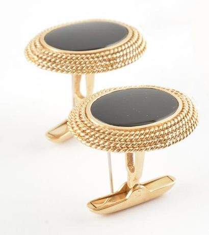 OR 10K ET ONYX *Paire de boutons de manchettes...