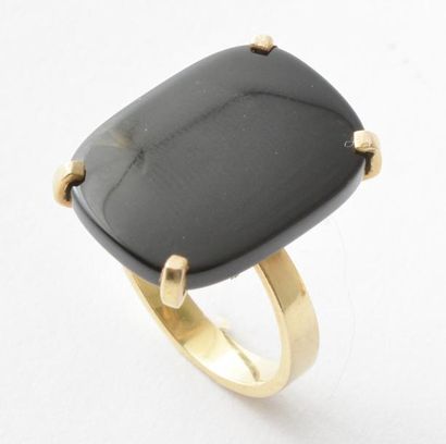 OR 10K *Bague en or jaune 10K sertie d'un...