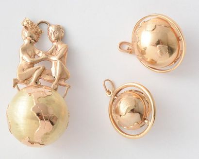 OR 10K *Lot de 3 pendentifs en or jaune 10K...