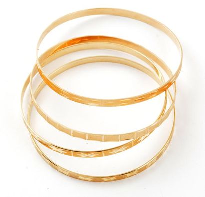 OR 10K *Suite de 4 bracelets joncs en or...