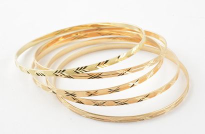 OR 10K *Suite de 5 bracelets joncs en or...