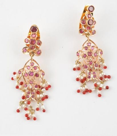 OR 14K ET RUBIS *Paire de pendants d'oreilles...