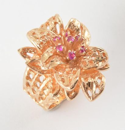 OR 10K *Bague en or jaune 10K stylisant une...