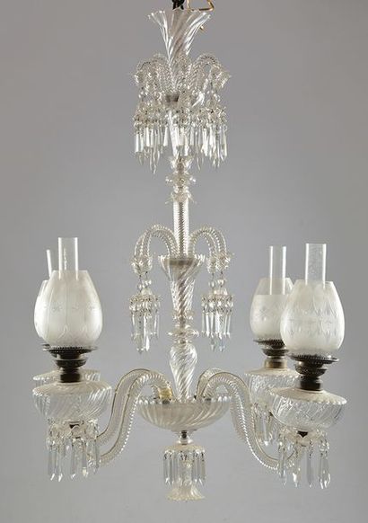CHANDELIER À PENDELOQUES
Lustre de style...
