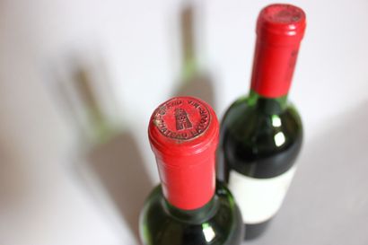 2 blles Ch. LATOUR Pauillac 1966 - 1 mi-épaule,...