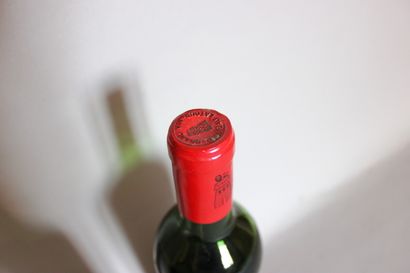 2 blles Ch. LATOUR Pauillac 1966 - 1 mi-épaule,...