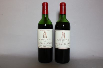 2 blles Ch. LATOUR Pauillac 1966 - 1 mi-épaule,...