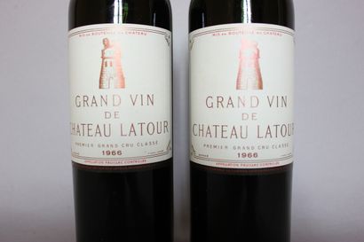 2 blles Ch. LATOUR Pauillac 1966 - 1 mi-épaule,...
