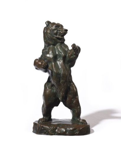 Loup qui marche Épreuve en bronze patiné,...