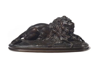 Lion tenant un guib Épreuve en bronze patiné,...