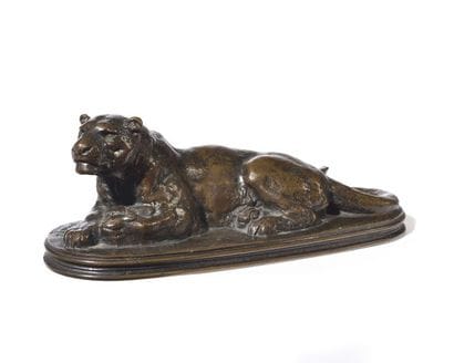 Panthère couchée Épreuve en bronze patiné,...