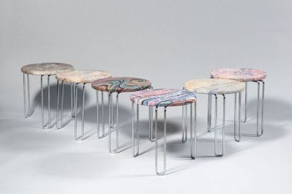 TRAVAIL DES ANNEES 1970 Suite de six tabourets...