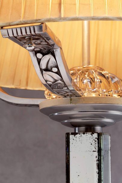 TRAVAIL DE STYLE ART DECO Lampadaire à fut...